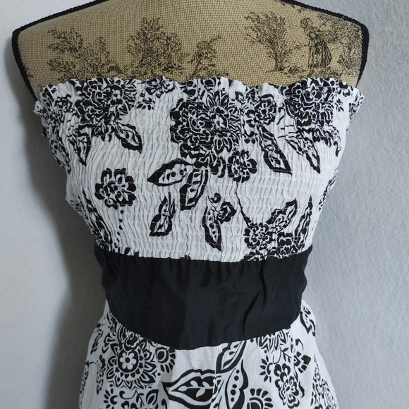 She's Cool Strapless Top - Picture 2 of 6